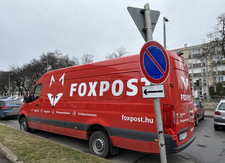 Téléchargez les photos : Foxpost transport mini van sur le parking - en image libre de droit