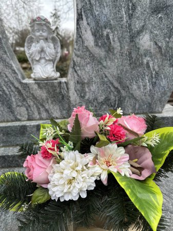 Téléchargez les photos : Tombstone dans le cimetière public - en image libre de droit