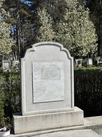 Lápida en blanco en el cementerio público