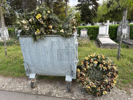 Gran cubo de basura en el cementerio público