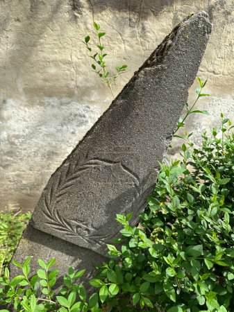 Antigua lápida en ruinas en el cementerio público