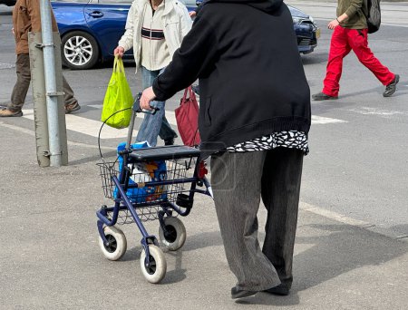 Foto de Mujer mayor con un andador en la calle - Imagen libre de derechos