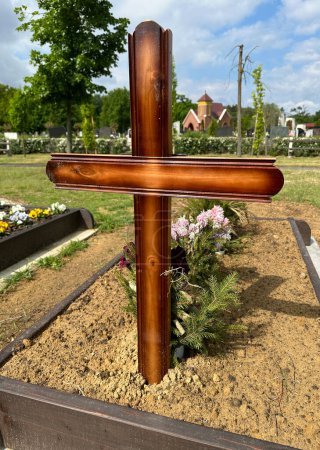 Cruz de madera en el cementerio público