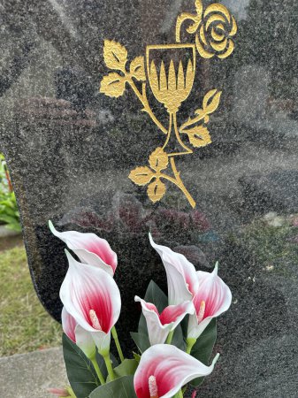 Flores en la lápida en el cementerio público