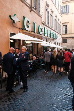 Téléchargez les photos : Rome, Italie - octobre 2022. Giolitti est une pâtisserie bien connue et le plus ancien glacier de Rome, en Italie. Il a été fondé en 1890 par Giuseppe et Bernardina Giolitti et a ouvert sa première crémerie à Salita del Grillo. - en image libre de droit