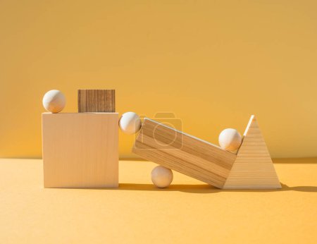 Composición geométrica compleja con objetos de madera sobre fondo amarillo brillante