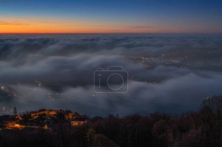 Téléchargez les photos : Beautiful sunset over the mountains, clouds in early spring. - en image libre de droit