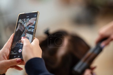Téléchargez les photos : Jeune femme utilisant un appel vidéo - en image libre de droit
