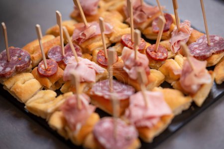 Téléchargez les photos : Tapas espagnoles dans une assiette - en image libre de droit