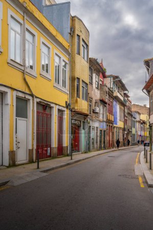 Foto de Edificios coloridos en la ciudad de Oporto, Portugal - Imagen libre de derechos