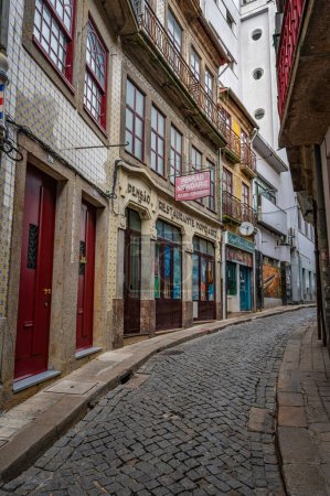 Téléchargez les photos : Bâtiments colorés à Porto, Portugal - en image libre de droit
