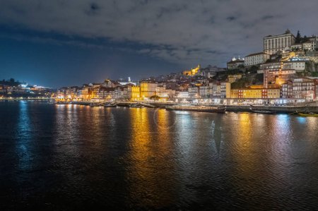 Téléchargez les photos : Porto, Portugal paysage urbain à travers le fleuve Douro
. - en image libre de droit