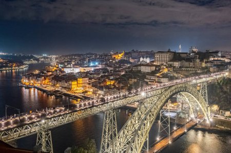Téléchargez les photos : Porto, Portugal horizon de la vieille ville sur le fleuve Douro - en image libre de droit