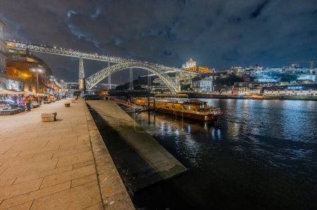 Téléchargez les photos : Porto, Portugal horizon de la vieille ville sur le fleuve Douro - en image libre de droit