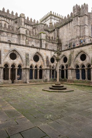 Téléchargez les photos : Croix de pierre dans une cour de la cathédrale de Porto. - en image libre de droit