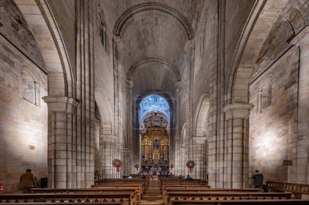 Téléchargez les photos : Dans la cathédrale. Situé dans le centre historique de Porto. C'est l'un des monuments les plus anciens de la ville et les plus importants monuments romans locaux - en image libre de droit
