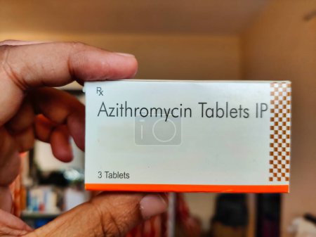 Foto de A pack of Azithromycin antibiotics tablets. This medication has been used in the treatment of bacterial infections - Imagen libre de derechos
