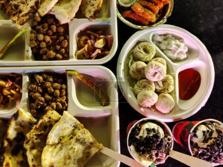 Téléchargez les photos : Photo d'un repas combo servant des momos chinois, Punjabi Chole Kulche et Paneer Pakoda. Industrie alimentaire et des boissons Inde - en image libre de droit