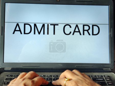Foto de Imagen de una persona que busca la tarjeta de admisión de un examen de ingreso en un ordenador portátil. Admitir tarjeta está escrito en la pantalla. - Imagen libre de derechos