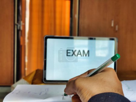 Bild einer Person, die sich auf die Prüfung vorbereitet, mit EXAM auf einem Plakat im Hintergrund
