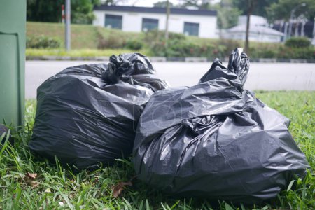 Téléchargez les photos : Bag with garbage and rubbish bin, - en image libre de droit