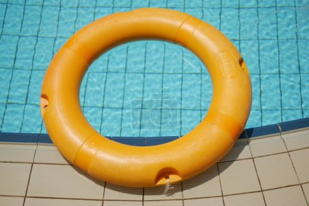 Téléchargez les photos : Bouée de vie rouge dans la piscine.. Aide et soutien concept., - en image libre de droit