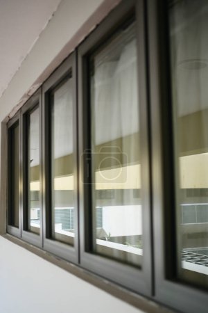 Foto de Moderno edificio de oficinas con ventanas polarizadas. Arquitectura urbana. Foto de alta calidad - Imagen libre de derechos