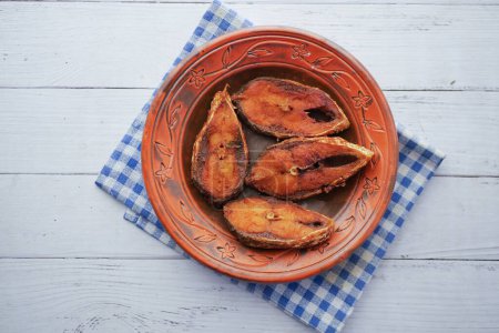 Téléchargez les photos : Gros plan de poisson ilsha cuit sur une assiette sur la table , - en image libre de droit