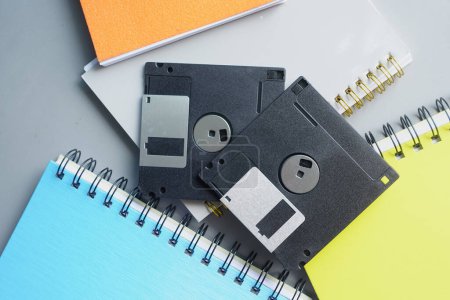 Téléchargez les photos : Une vieille disquette vintage sur fond gris - en image libre de droit