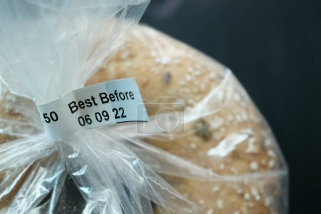 Téléchargez les photos : Date d'expiration sur un paquet de pain . - en image libre de droit