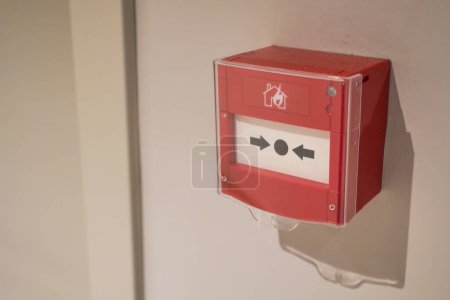 Téléchargez les photos : Bouton d'alarme incendie rouge sur le mur - en image libre de droit