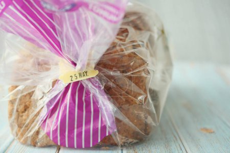 Téléchargez les photos : Date d'expiration sur un paquet de pain . - en image libre de droit