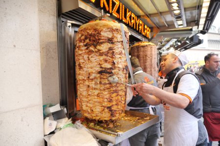 Téléchargez les photos : Dinde Istanbul 12 mai 2023.hommes coupant Donateur kebab à la place taqsim . - en image libre de droit