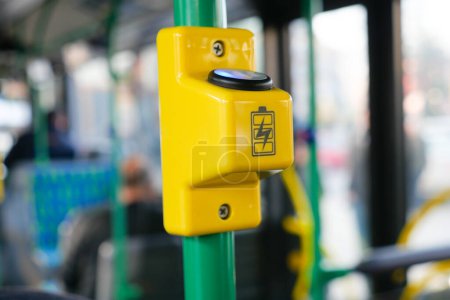 Téléchargez les photos : Chargeur de téléphone portable avec USB dans les transports publics . - en image libre de droit