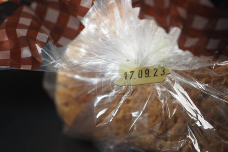  fecha de caducidad en un paquete de pan .