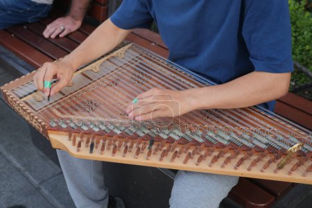 Foto de Manos de músico tocando en cimbalom o dulcimer - Imagen libre de derechos