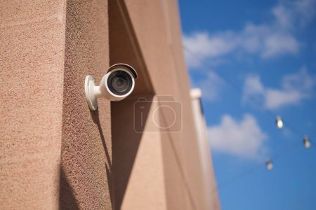 Téléchargez les photos : Caméra de sécurité CCTV en plein air , - en image libre de droit