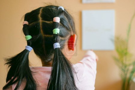 Beau ruban est attaché sur un cheveu d'enfant .