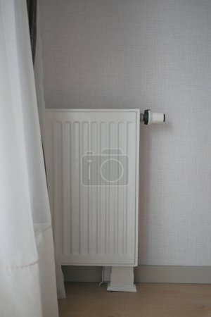 Radiateur blanc sur mur gris blanc. système d'installation de chauffage appartement, .