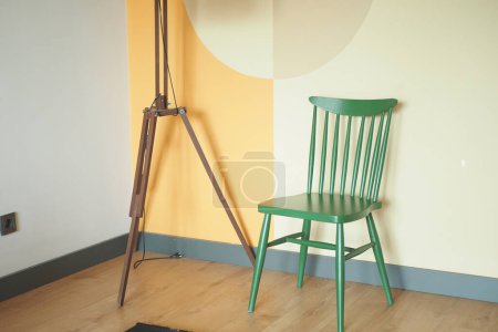 Téléchargez les photos : Chaise verte dans une pièce pour l'espace de copie., - en image libre de droit