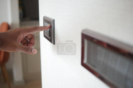 Téléchargez les photos : Un doigt allumant l'interrupteur d'éclairage - en image libre de droit