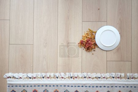 Téléchargez les photos : Spaghettis et sauce renversés sur le sol.. - en image libre de droit