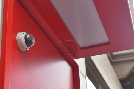 Cámara de seguridad CCTV operando en la cabina del cajero automático .