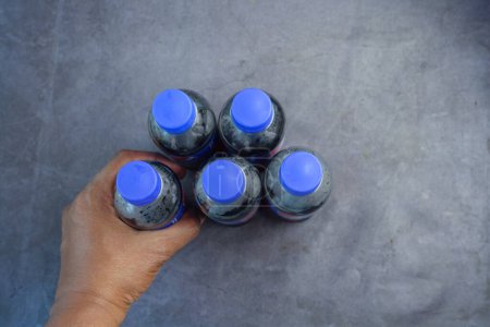 Foto de Botellas de plástico de refresco en la mesa . - Imagen libre de derechos