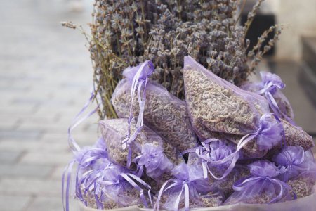 Una pila de bolsas de lavanda púrpura llena la cesta, creando un hermoso patrón,