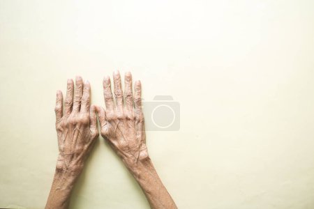 Nahaufnahme der Hände eines älteren Menschen ,