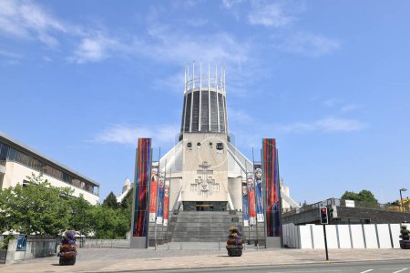 Foto de La vista hacia la Catedral Metropolitana de Cristo Rey en Liverpool, Inglaterra. La catedral es la catedral católica más grande de Inglaterra. - Imagen libre de derechos