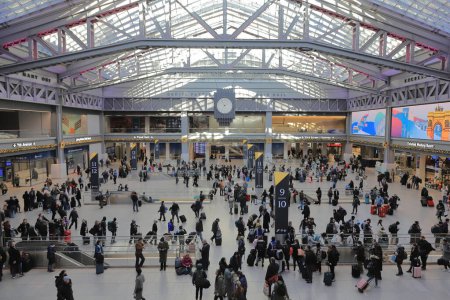 Téléchargez les photos : Passagers à Moynihan Train Hall à Penn Station à New York. Penn Station est l'un des centres ferroviaires les plus achalandés au monde. - en image libre de droit