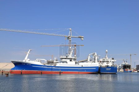 Foto de Los buques pesqueros están amarrados en la ciudad portuaria de Skagen, al norte de Dinamarca. En primer plano está Cattleya, un buque pesquero construido en 2013. - Imagen libre de derechos
