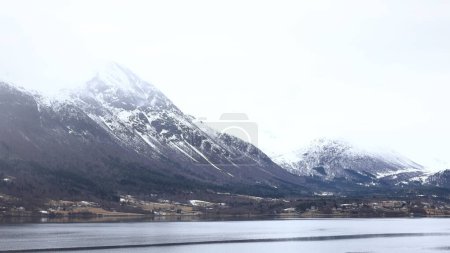 La vue depuis le front de mer d'Andalsnes à travers Romsdalsfjord. Le fjord est le neuvième fjord le plus long de Norvège avec 46 milles marins de long..